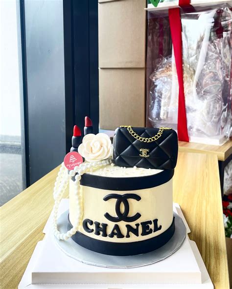 how to make a chanel shopping bag cake